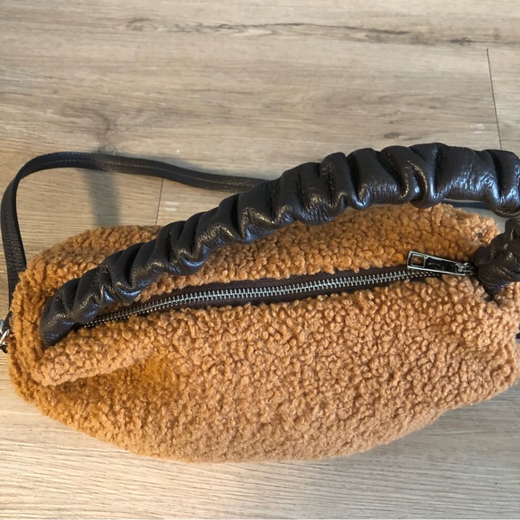 Teddy cross body bag. - Picture 5 of 7